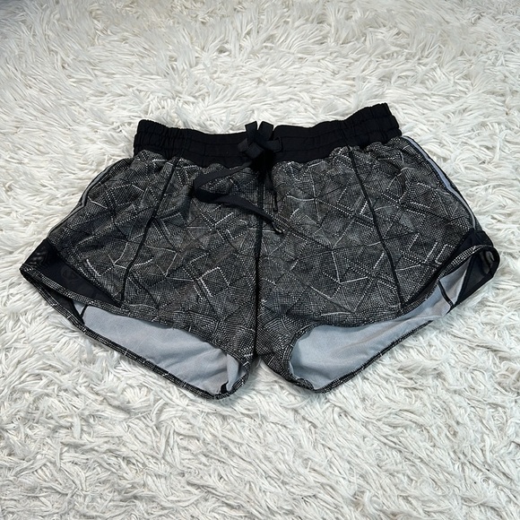 Lululemon Hotty Hot Short (Long 4") Formation Alpine White Black / Black - Picture 1 of 6